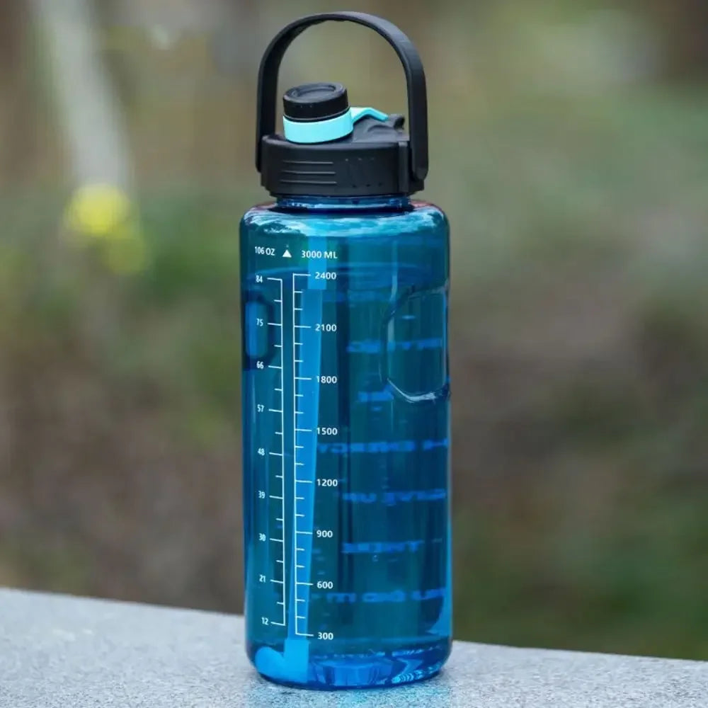 Taza de agua deportiva de gran capacidad embotellada de 1,5 L/2 L/3 L a prueba de fugas con marcador de tiempo y pajita de plástico para deportes al aire libre en casa