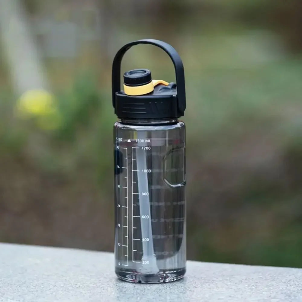 Taza de agua deportiva de gran capacidad embotellada de 1,5 L/2 L/3 L a prueba de fugas con marcador de tiempo y pajita de plástico para deportes al aire libre en casa