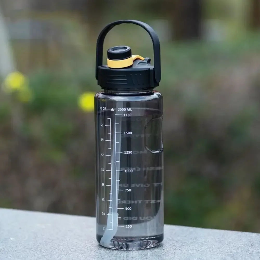 Taza de agua deportiva de gran capacidad embotellada de 1,5 L/2 L/3 L a prueba de fugas con marcador de tiempo y pajita de plástico para deportes al aire libre en casa